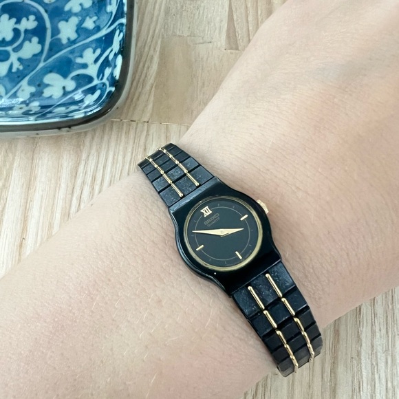 Ultra Rare Seiko ladies black steel and gold tone dress  display picture 2